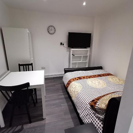 Studio Self Contained Double Bedroom London Bagian luar foto