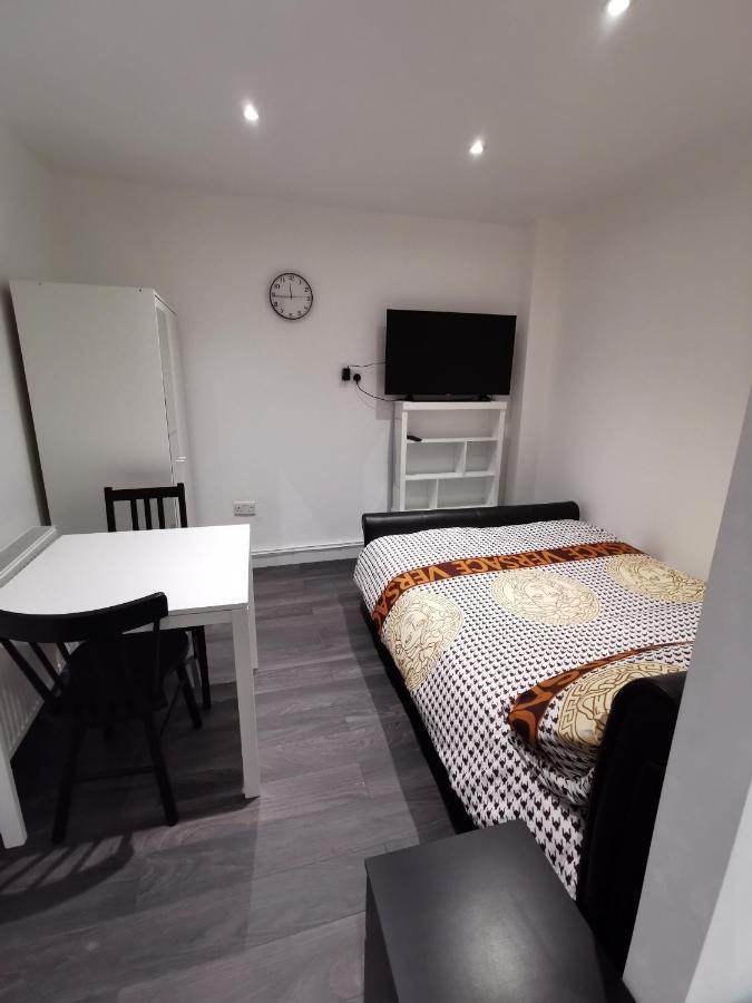 Studio Self Contained Double Bedroom London Bagian luar foto