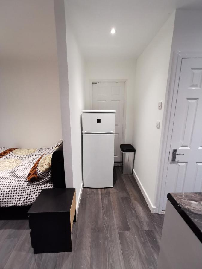 Studio Self Contained Double Bedroom London Bagian luar foto